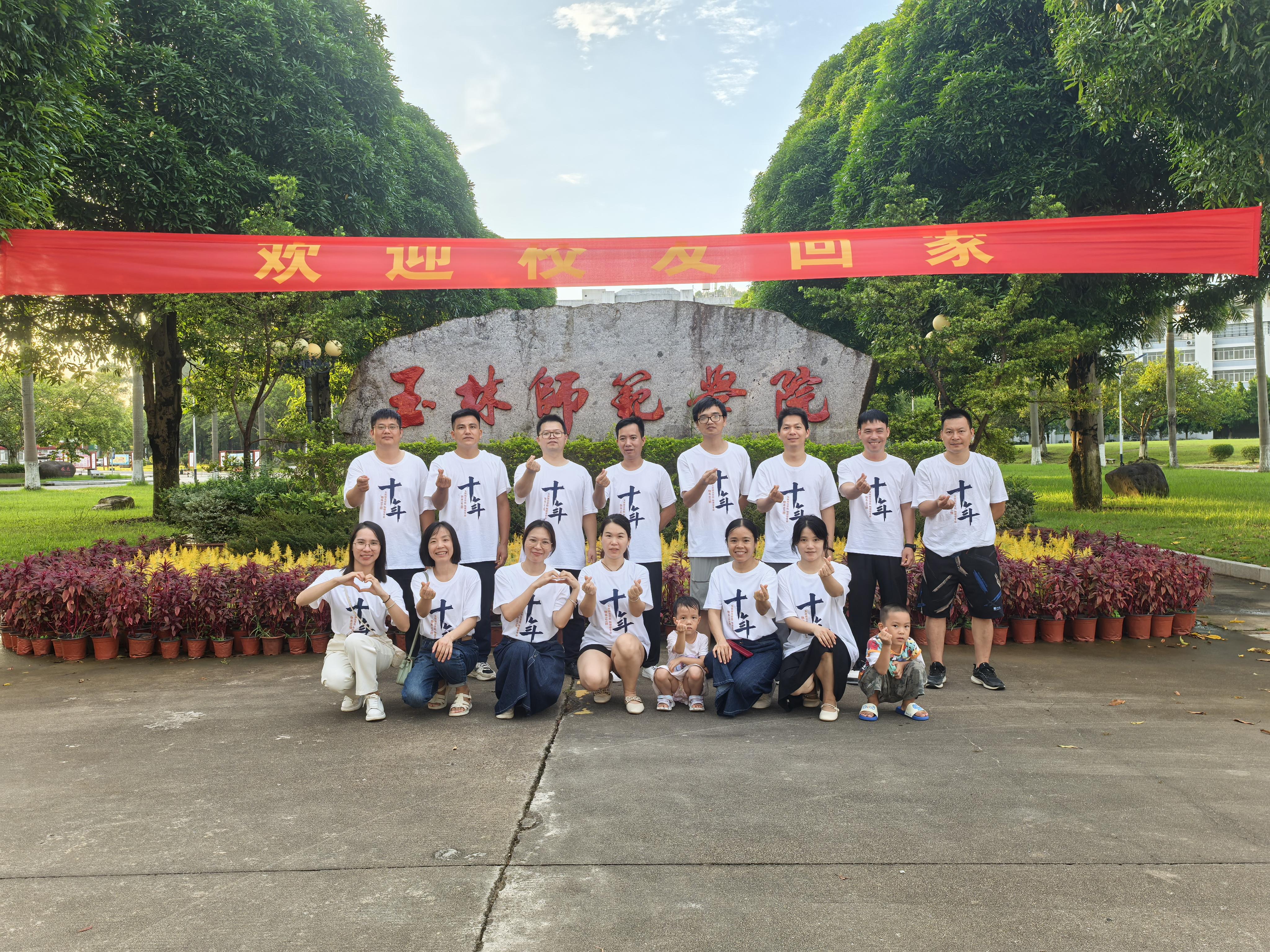 0642476300176973.jpg 5(物理101班) 校门口合影.jpg