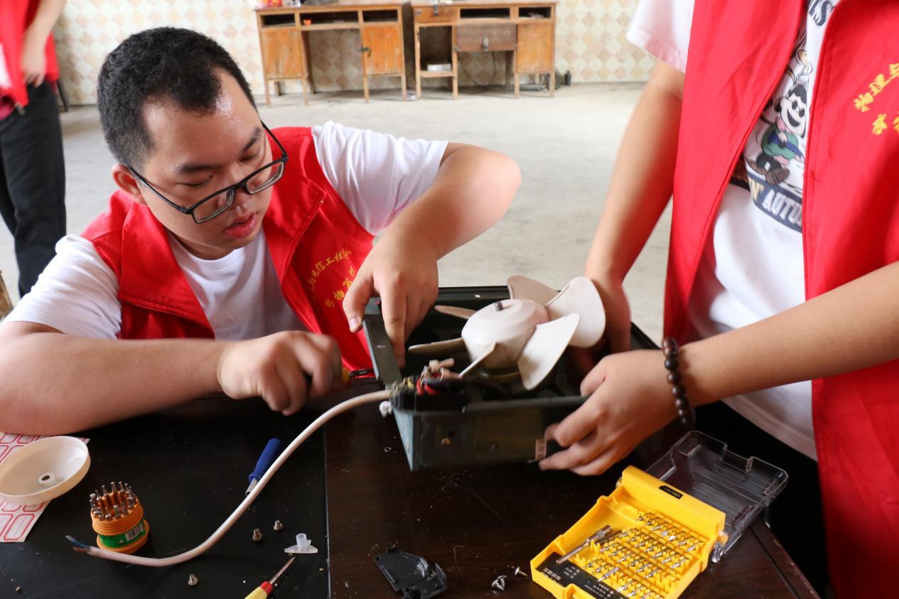 2242196020715783.jpg 图片2:家电维修系真情 爱心服务暖万家2.jpg