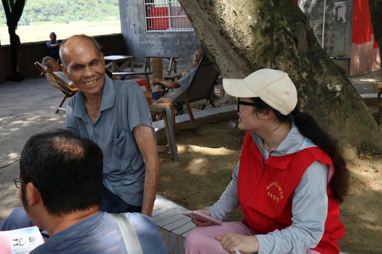 2243506690924010.jpg 图片5:走访民众听心声,暖心服务解民忧.jpg