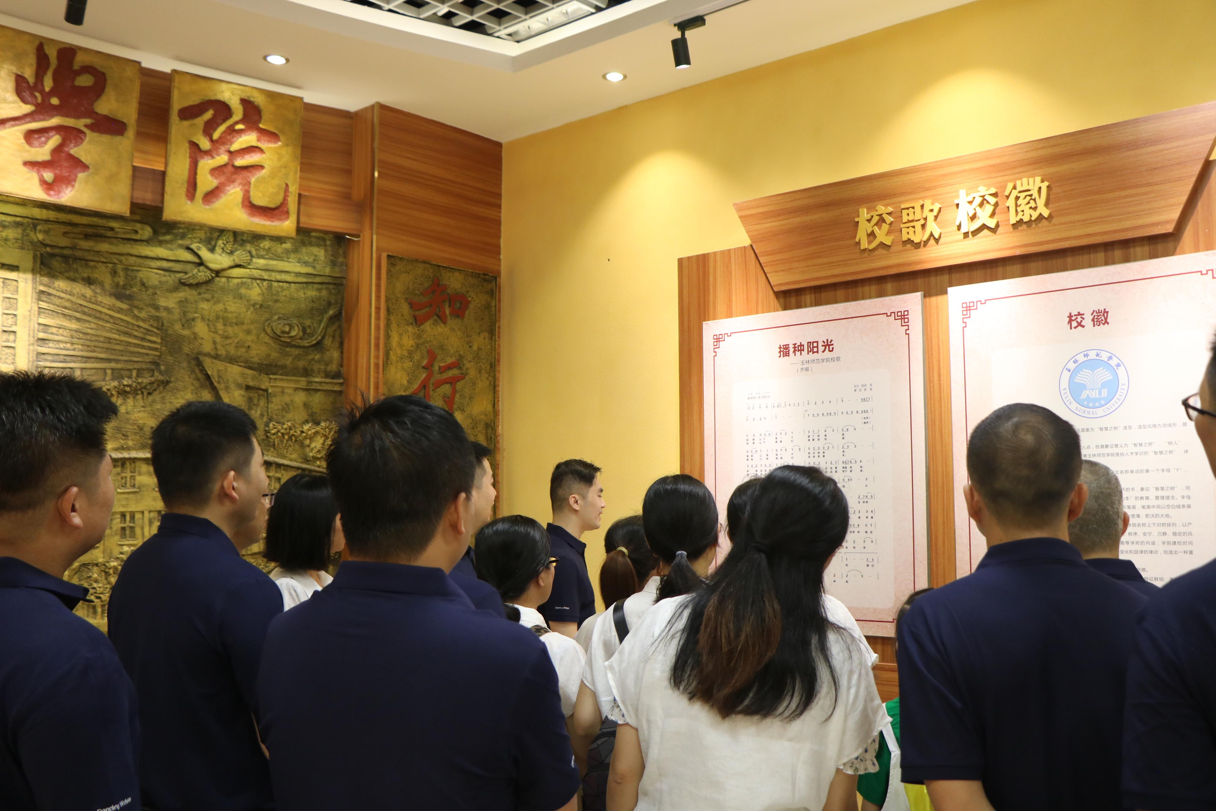 0744185395300428.jpg 3(电信041班) 校史馆参观.JPG